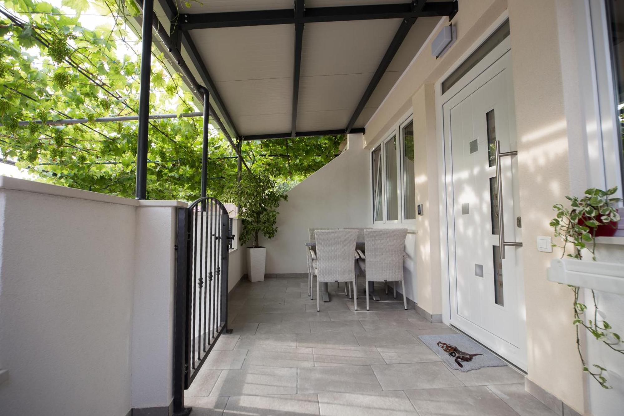 Villa Milenka - Apartmani Gorana Tucepi Bilik gambar