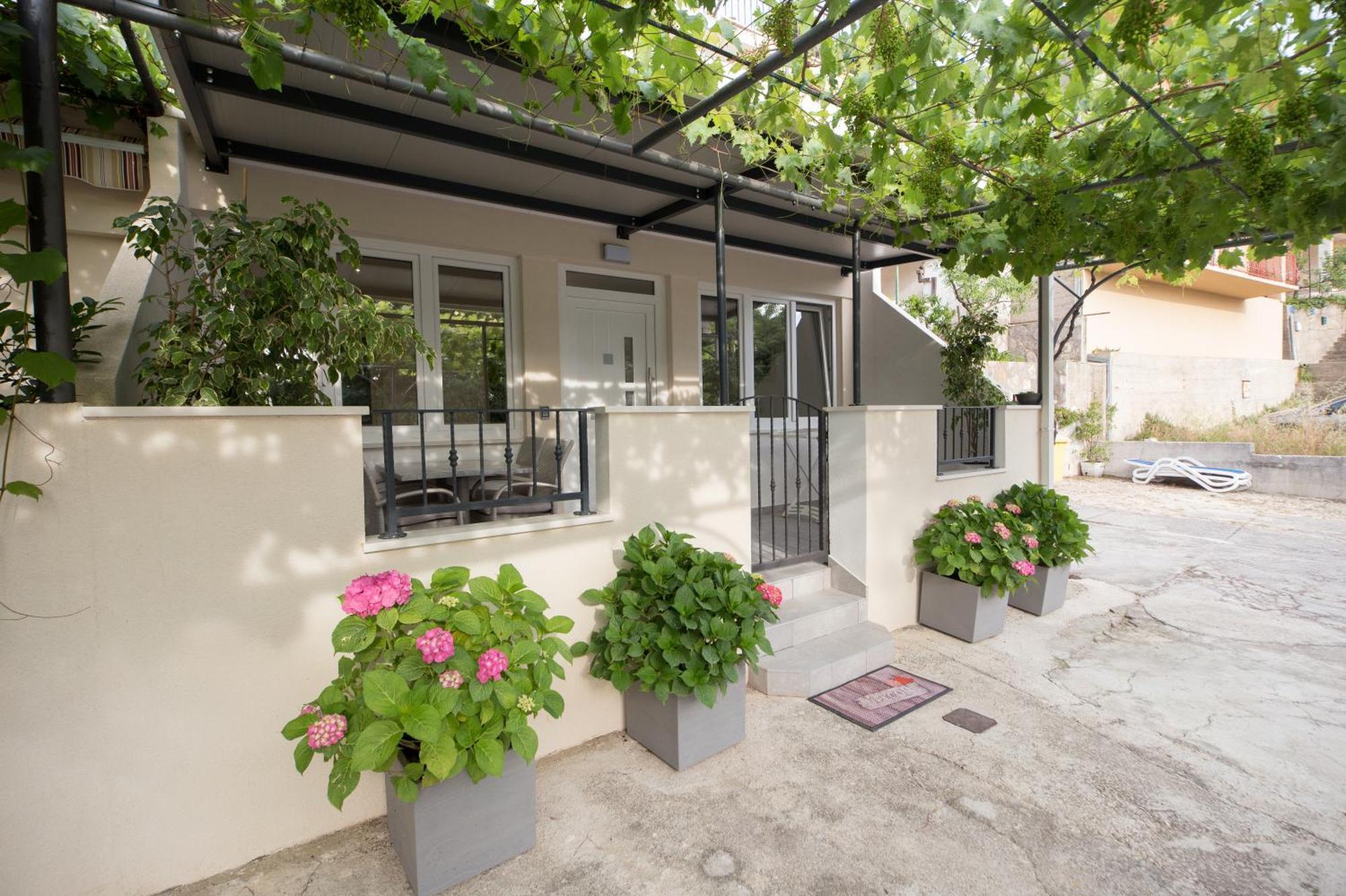 Villa Milenka - Apartmani Gorana Tucepi Bilik gambar